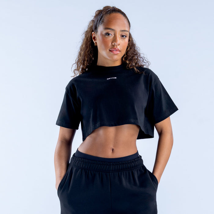 Black cropped T-shirt with short sleeves, crew neck and small chest print