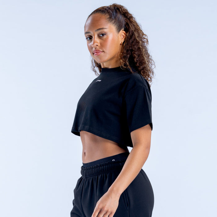 Black cropped tee with short sleeves, side view, crew neck