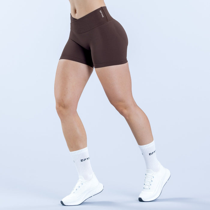 4.5-inch athletic shorts in dark brown, fitted with mid-rise waistband